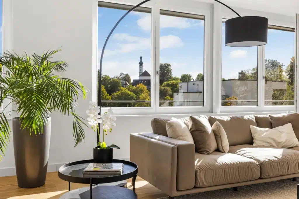 Wohnzimmer mit Blick auf den Kirchturm – Immobilienfotografie Augsburg