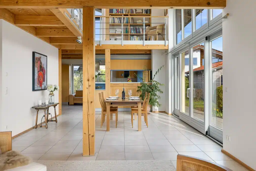 Offener Wohnbereich mit Holzbalken und Galerie – Immobilienfotografie Augsburg