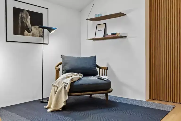 Leseecke mit Sessel und Holzlamellenwand – Immobilienfotografie Augsburg | ImmoOnPoint Leseecke mit Sessel und Holzlamellenwand – Immobilienfotografie Ammersee