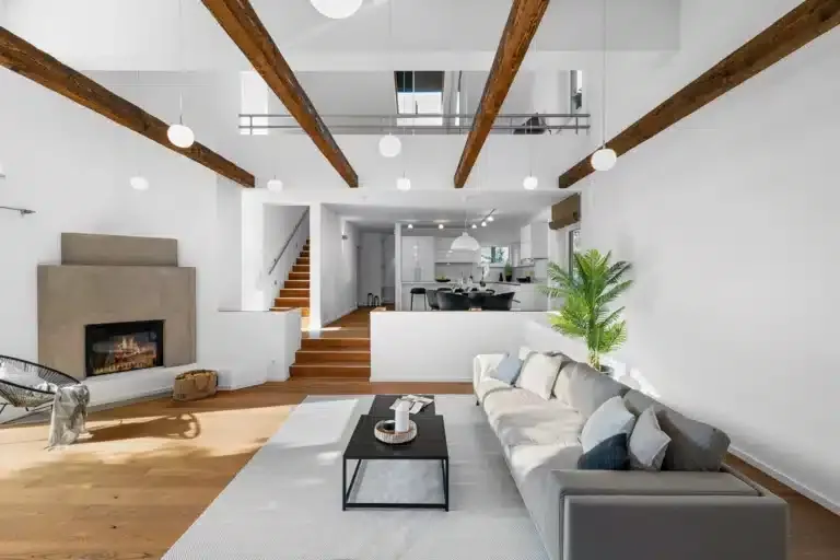 Loft-Wohnraum mit Doppelhöhe, Holzbalken und Kamin – Immobilienfotografie Augsburg | ImmoOnPoint Loft-Wohnraum mit Doppelhöhe, Holzbalken und Kamin – Immobilienfotografie Augsburg