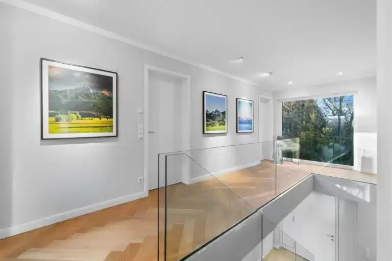 Galerie mit Glasgeländer und Wandbildern – Immobilienfotografie Augsburg | ImmoOnPoint Galerie mit Glasgeländer und Wandbildern – Immobilienfotografie Augsburg
