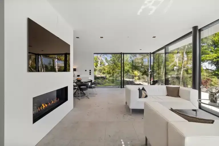 Wohnzimmer mit Einbaukamin und Glasfront – Immobilienfotografie Augsburg | ImmoOnPoint Wohnzimmer mit Einbaukamin und Glasfront – Immobilienfotografie Augsburg