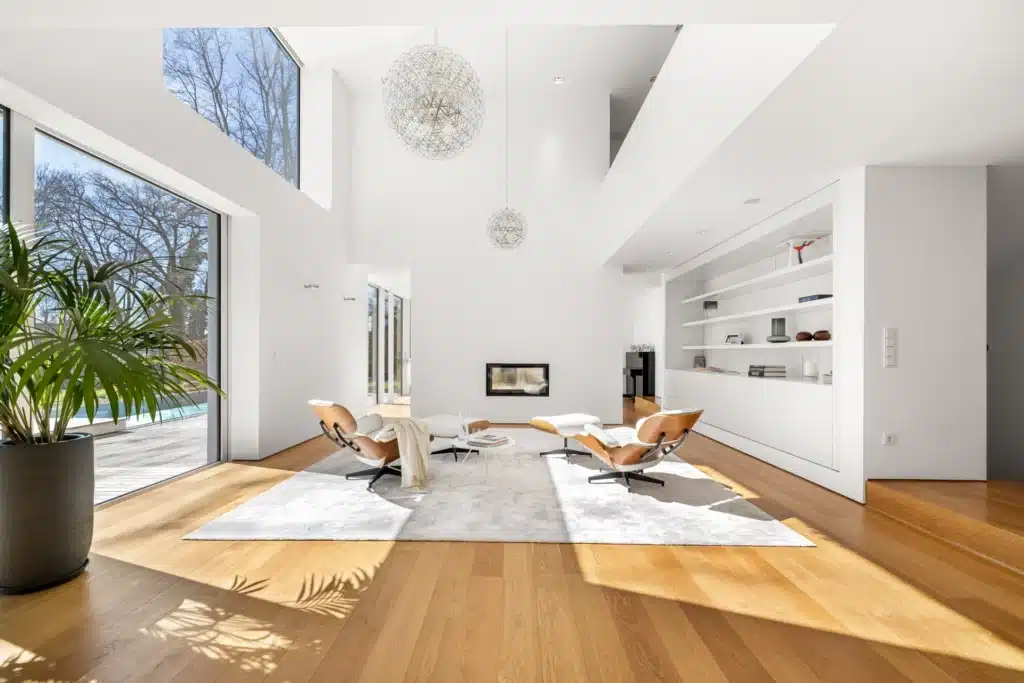 Helles Wohnzimmer mit Designer-Sesseln und Kugelleuchte – Immobilienfotografie Augsburg