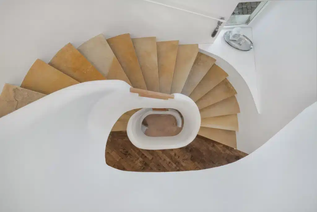 Geschwungene Wendeltreppe von oben – Immobilienfotografie Augsburg