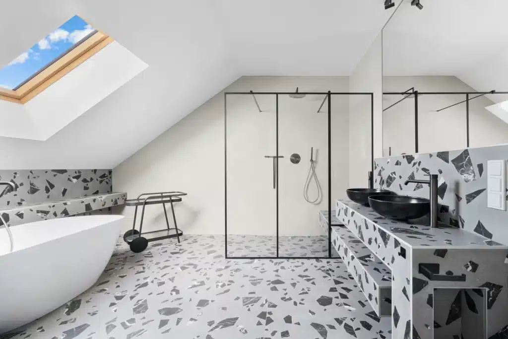 Dachgeschossbad mit freistehender Wanne und Terrazzo-Dusche – Immobilienfotografie Augsburg