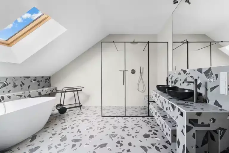 Dachgeschossbad mit freistehender Wanne und Terrazzo-Dusche – Immobilienfotografie Augsburg | ImmoOnPoint Dachgeschossbad mit freistehender Wanne und Terrazzo-Dusche – Immobilienfotografie Augsburg