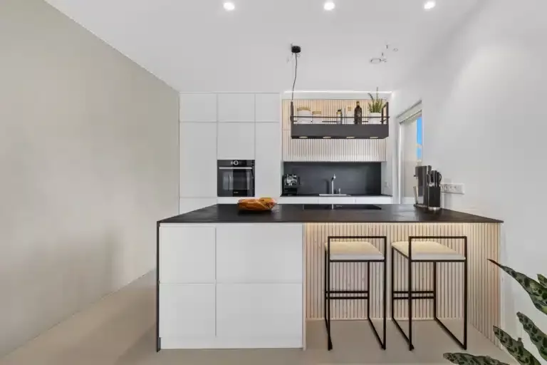 Moderne Küche mit Kochinsel und Barhockern – Immobilienfotografie Augsburg | ImmoOnPoint Moderne Küche mit Kochinsel und Barhockern – Immobilienfotografie Augsburg