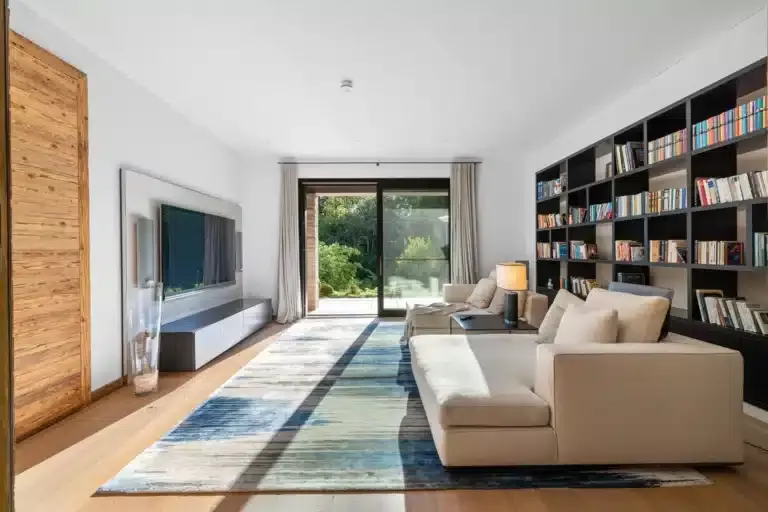 Wohnzimmer mit Bücherwand und Gartenzugang – Immobilienfotografie Augsburg | ImmoOnPoint Wohnzimmer mit Bücherwand und Gartenzugang – Immobilienfotografie Augsburg