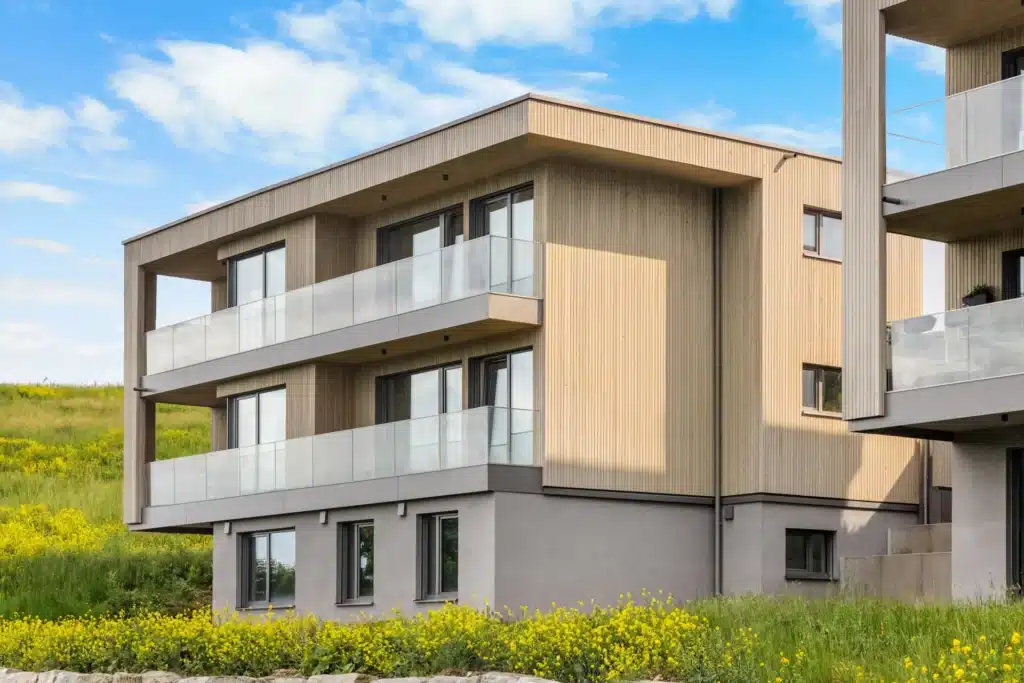 Mehrfamilienhaus-Neubau mit Holzfassade und Balkonen – Immobilienfotografie Augsburg