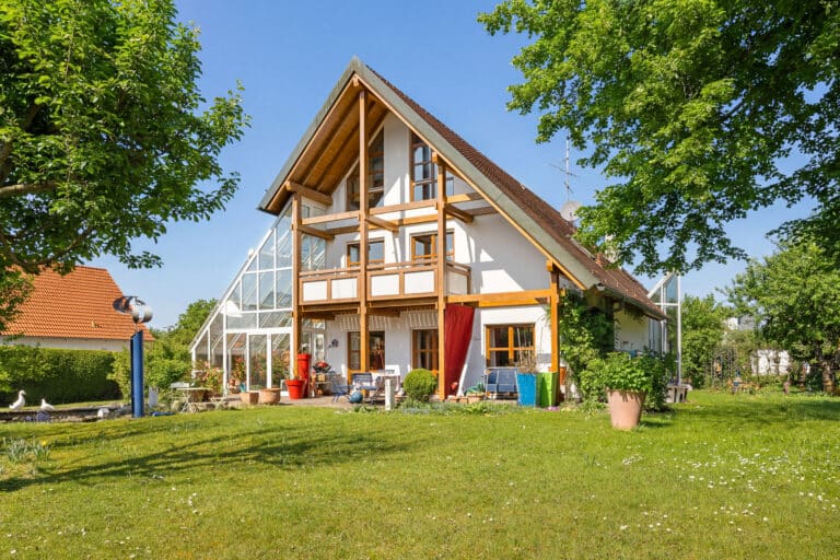 architekturfotografie-fachwerkhaus-garten-rasen-sommer-augsburg-immoonpoint | ImmoOnPoint