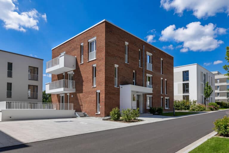 architekturfotografie-mfh-klinker-neubau-balkone-muenchen-immoonpoint | ImmoOnPoint
