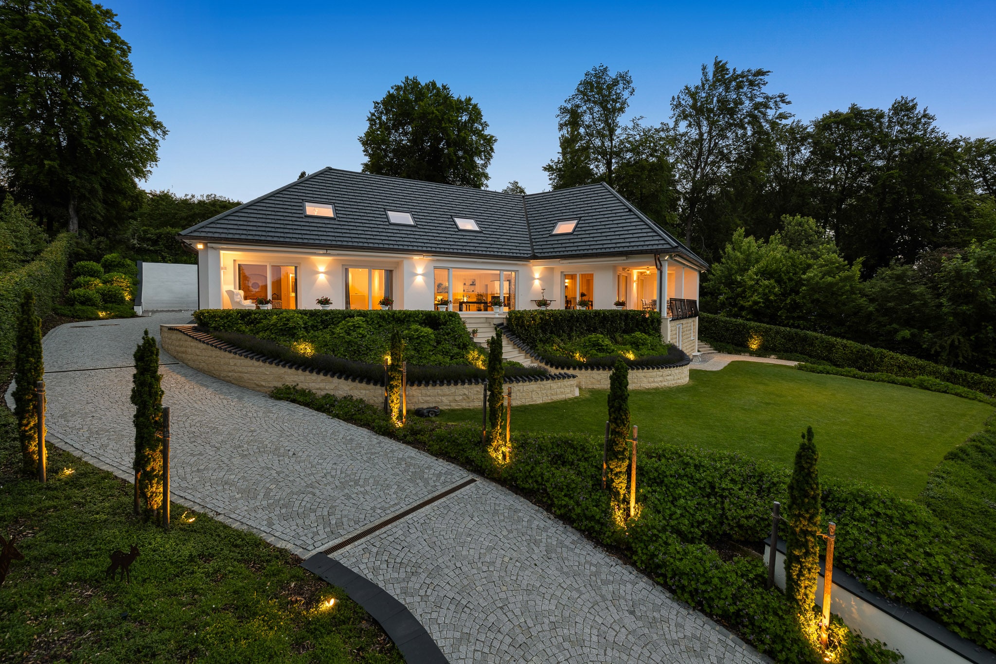 Professionelle Immobilienfotografie - Außenaufnahme einer modernen Immobilie