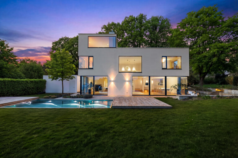 architekturfotografie-villa-pool-blaue-stunde-glasfassade-ingolstadt-immoonpoint | ImmoOnPoint