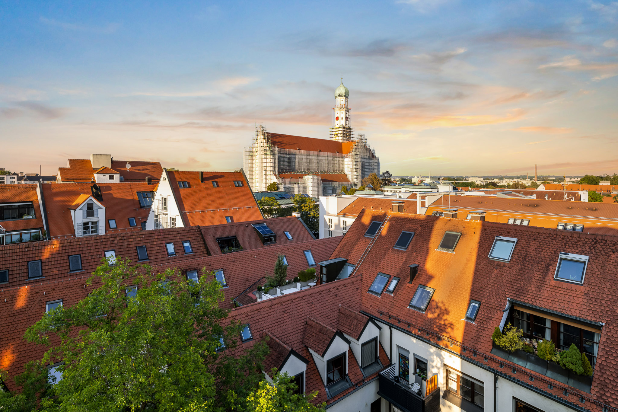 Drohnenaufnahme einer Villa aus der Vogelperspektive