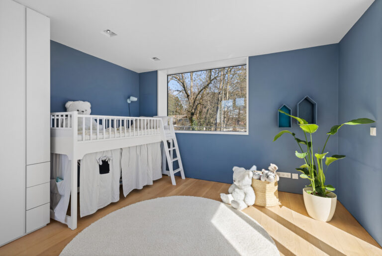 immobilienfotografie-kinderzimmer-blau-hochbett-kuscheltiere-augsburg-immoonpoint | ImmoOnPoint