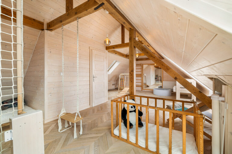 immobilienfotografie-kinderzimmer-holzbalken-dachgeschoss-schaukel-muenchen-immoonpoint | ImmoOnPoint