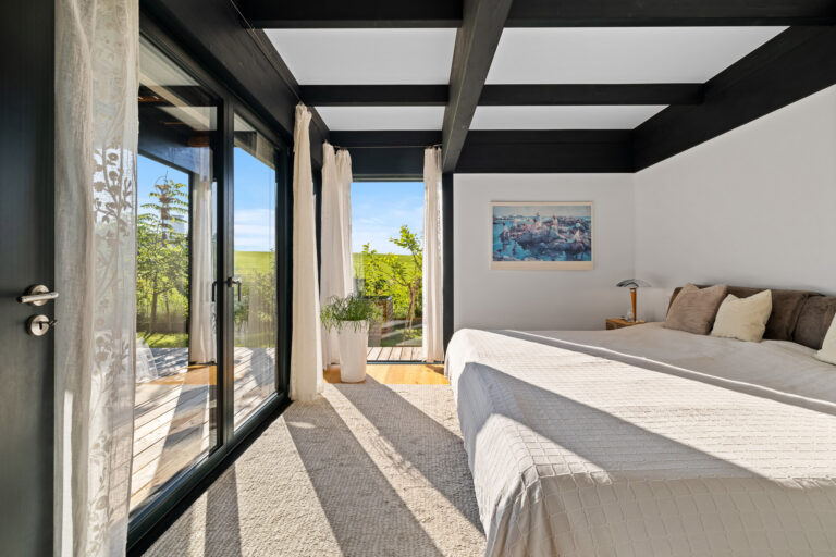 immobilienfotografie-schlafzimmer-glasfront-gartenblick-sonnig-ulm-immoonpoint | ImmoOnPoint