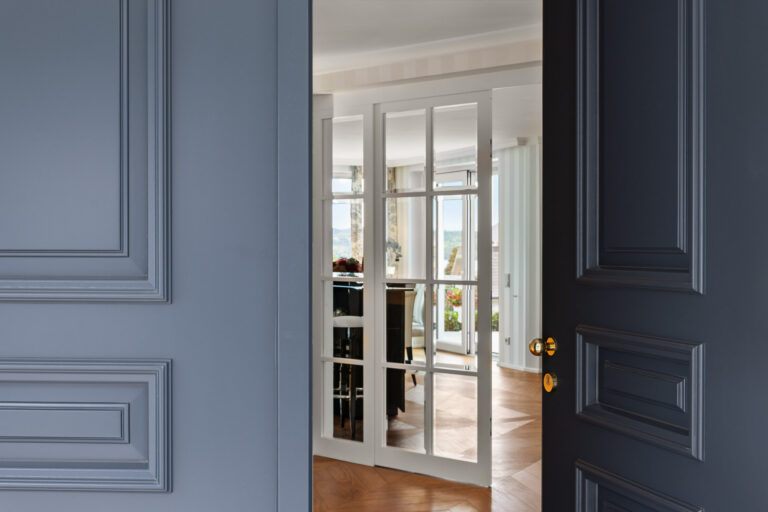 immobilienfotografie-villa-kassettentuer-blaugrau-innenraum-ulm-immoonpoint | ImmoOnPoint