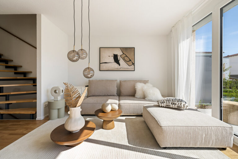 immobilienmarketing-wohnzimmer-homestaging-pendelleuchten-sofa-augsburg-immoonpoint | ImmoOnPoint