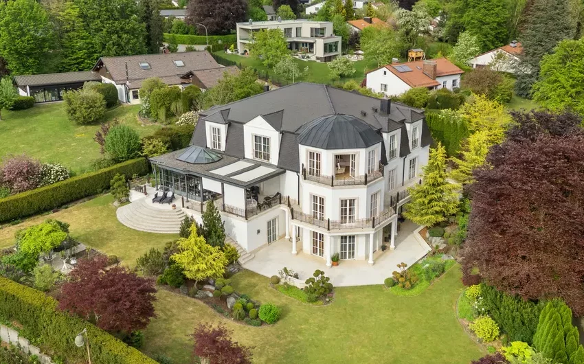 Luftbild eines Penthouse mit Dachterrasse